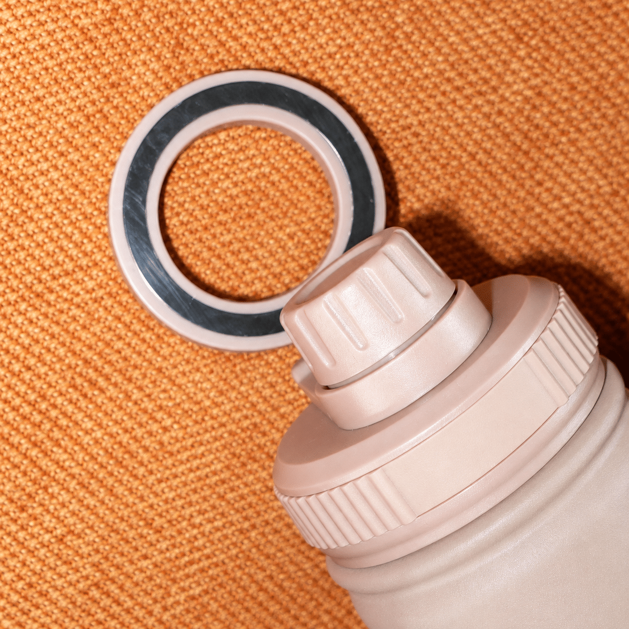 Csavaros ivókupak mágneses telefontartóval / Screw-top drinking cap with magnetic phone holder