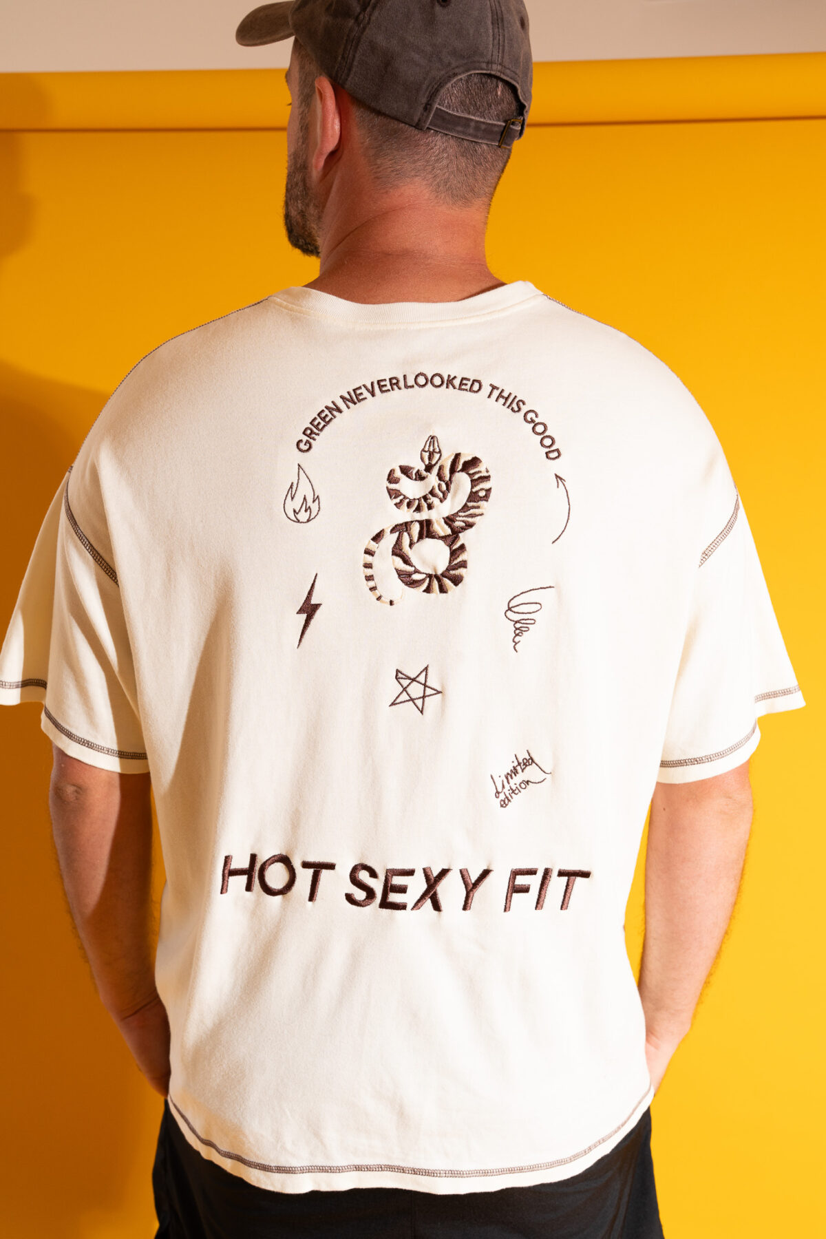 Bio pamut oversize férfi póló – Delka Hot Sexy Fit kígyó hímzéssel krém